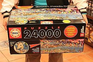 24000ピースものパズルは箱もビッグ！