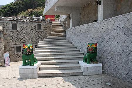 この階段を上っていくと天后宮と鐵甲元師の廟があります