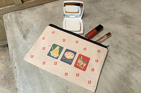 化粧ポーチやペンケース、ノートや付箋などを入れてもOK。写真は台湾小吃キーホルダーと同じデザインですが、ジーンズに鉄窓＋猫デザインもあり、1個299元、2個499元。<br>写真提供：Bao gift