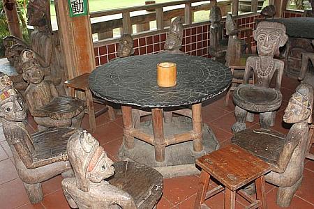 テーブルとイスはオーナーの趣味で、なぜかパイワン族の彫刻。