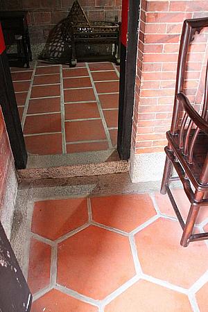 老人がくつろぐ部屋の床は、長寿を意味する亀の甲羅型