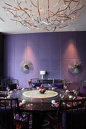 【風】紫色を基調にしたお部屋。1部屋16人まで収納可能。パーテンションを取り外して2部屋を合わせると最大32人までご利用できます。<br>≪チャージ料≫昼：18.000元　夜：24.000元