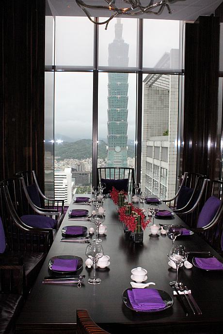 【月】台北101が全部眺められる個室。長方形のテーブルで最大12人までご利用できます。<br>≪チャージ料≫昼：18.000元　夜：30.000元