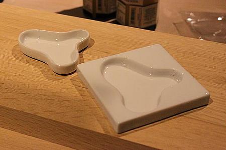 ティーパック入れ。この形はティーパックをお皿に入れた時に出来る水たまりを表したもの。ふたりでも使用できるように取り外し可能なのです。