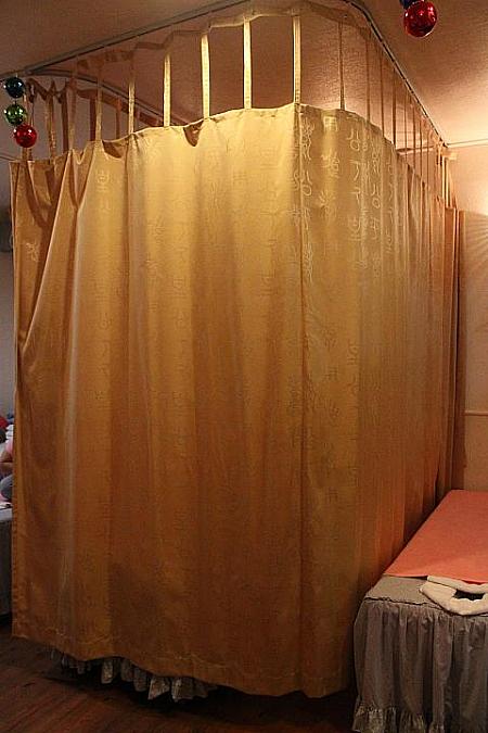 ベッド6台の周りにはカーテンで区切られ、カップルは二人部屋仕様に区切ってもらっても。