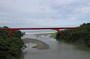 近くに見える橋も赤が映えています