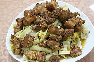 轎篙筍魯肉：こちらで採れた石高竹とお肉を煮込んだお料理。石高竹の歯ごたえが◎