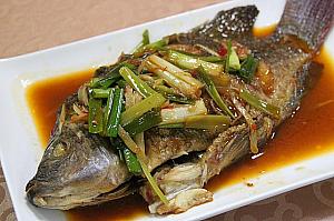 豆拌鯛魚：豆板醤で味付けされた鯛。ピリ辛で魚のおいしさがつまっていました