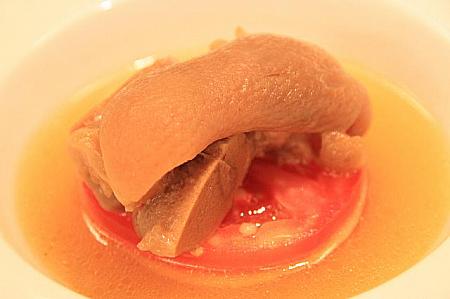 【香水豬腳】<br>金柑、ライチ、パイナップル、リンゴなどのフルーツに小米酒と酒粕、ハチミツを加えて豚脚を煮込みました。フルーティな味わいでこんな豚脚食べたことありませんでした。先日行われた豚脚のコンテストにおいて、48組の中から見事優勝した自慢の1品。