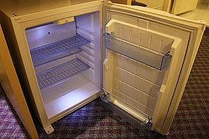 冷蔵庫は空！ 7-11で買ったものを冷やすのに◎