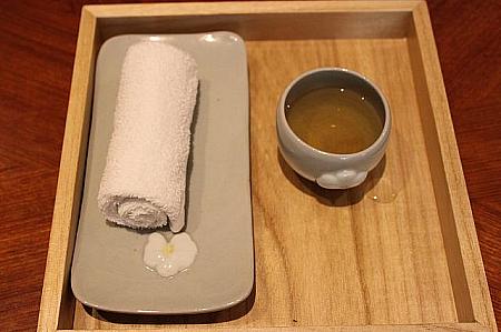 おしぼりと特製ハーブティー