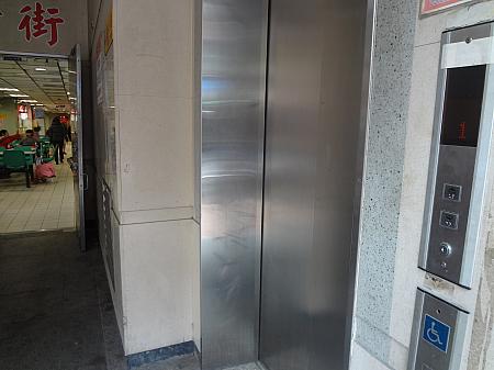 もしくはエスカレーターを越えさらに3mほど進んだ先にエレベーターもあり