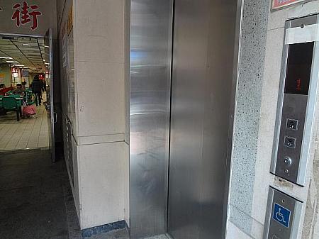もしくは、エスカレーターを越えさらに3mほど進んだ先にエレベーターもあり