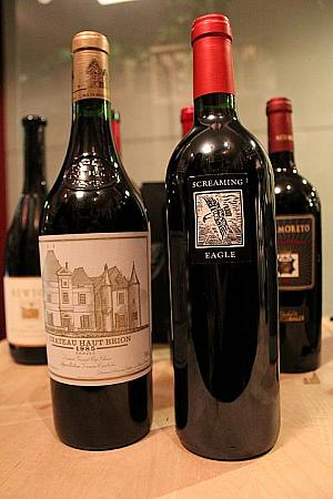 （左）1985年もののシャトー・オーブリオンがこちらに置いてあるワインの中で1番歴史あるワイン。（右）こちらで一番お高いワインが「Screaming Eagle」のもの。69800元だそうです！