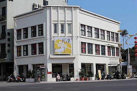 噴水前の「阿之寶」店は、当時の樟脳、サトウキビなどの貿易はじめ、移民村もつくった賀田組の建物でした