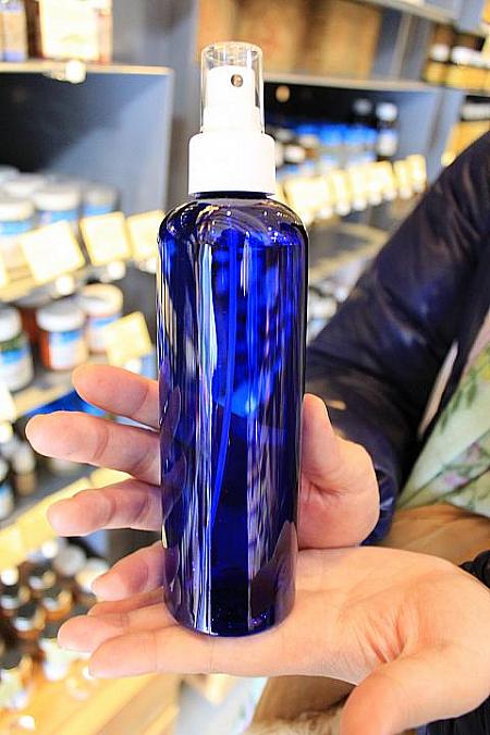 一見普通のボトルに見えますが、これは香水用のもの。スプレー部が金属になっているので香水を使っても安心です！