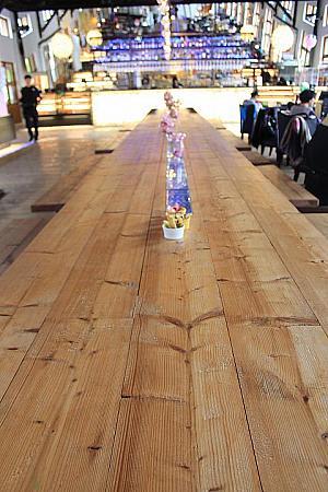 メインの長ーいテーブルも木製