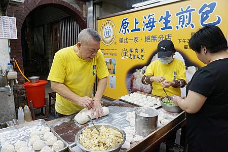 一見怖そうに見えた作業中のオジチャンとオバチャンに話しかけたら、いろいろ教えてくれた！謝謝～！