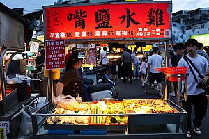 文林路101巷は屋台密集地！以前は「陽明戲院(映画館)」があったところの周辺は屋台街になっています
