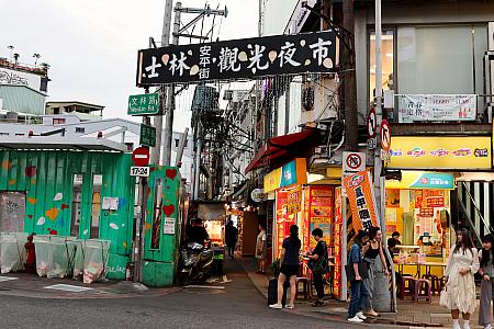 こういう脇道に入っていくと知る人ぞ知る人気店があったりします