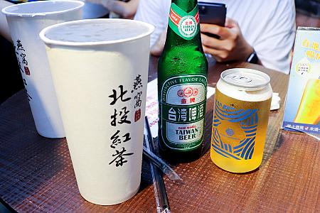 台湾ビールと、ドイツのバックスキンビール(柏克金)で乾杯！ノンアル派のナビ友は、はす向かいにある「燕窩北投紅茶」で北投紅茶をゲット。