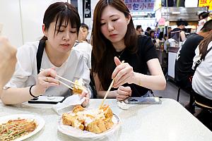 先ほど出会った女子旅中のお2人も、臭豆腐に初挑戦！