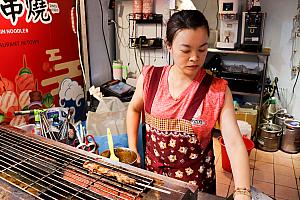 お店を右折したところに、串焼きを販売する系列店があります。イートインスペースがあるので、串焼きとビールを注文して小休憩♪