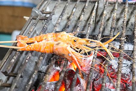 エビはその場で焼いてもらい、いただきます。鮮度も塩加減もバッチリで、美味！！