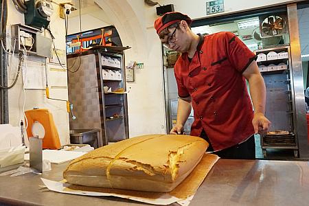 士林市場と慈諴宮の間にある「源味本舗」はふわふわカステラ風ケーキの店。素朴な味にファン続出