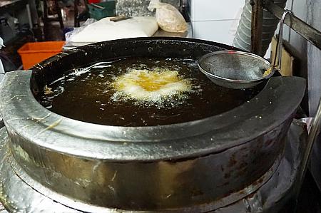 揚げ焼きにされているネギ餅。まさに油のお風呂に入浴中じゃぁ～！