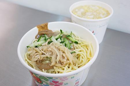 ニンニクがよく効いた「涼麺」と卵入りお味噌汁の組み合わせが台湾らしい組み合わせ！