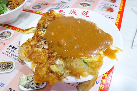 他店でよく目にするケチャップ色のソースとは違い、ピーナッツのようなゴマのような、コクがあり甘みの強い茶色のソースが特徴の雞蛋蚵仔煎。ナビは好きなソースでしたが、ナビ友はケチャップ色のソース派という感じで、好みは分かれると思います。