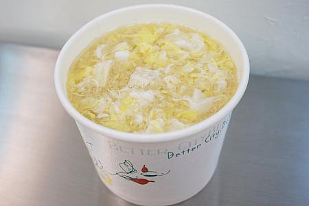 涼麺と共に味噌汁(卵入り)をオーダー。「卵入れた方がおいしいよ～」と店の人