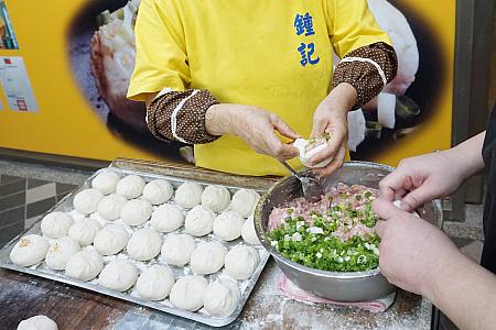 店先でせっせと肉詰め
