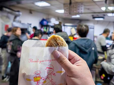 <b>小酥餅(蟹殼黃)</b>：平らで丸い形が蟹の甲羅に見えるから「蟹殼黃」と呼ばれています。パイっぽいサクサクとした食感と塩味のバランス、そして白ゴマの香ばしさがおいしい♡