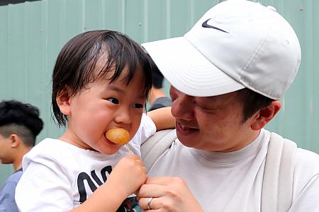 地瓜球をガブリと頬張るチビ友♡こんなふうに、台湾のちびっ子たちも、夜市では地瓜球を食べて育っているのだろうな～