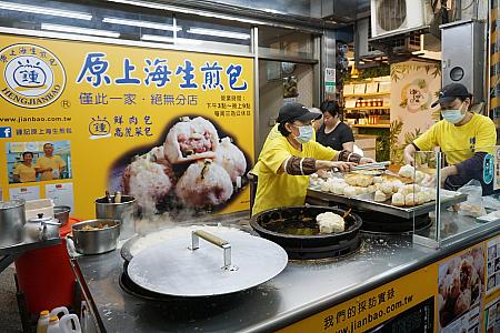 座席あり風に見える店構えなのに、開放されているのは外の部分だけ。よって食べ歩きフードとしてお楽しみください！