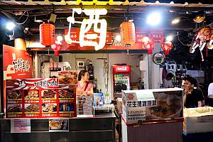 お店を右折したところに、串焼きを販売する系列店があります。イートインスペースがあるので、串焼きとビールを注文して小休憩♪