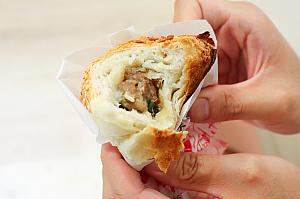 饒河街観光夜市の本店と同じように、窯の内側にタネをくっつけて焼きますよ～！