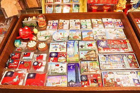 キーホルダーやマグネットもかわいい～～ここらへんでバラマキ土産を探すのもいいですね～！