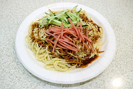 ナビは「傳統涼麵」を注文。キュウリとハムの千切りがのっただけの、飾り気のない素朴さが魅力」！ゴマだれをからめて、するっとたいらげてしまいます。