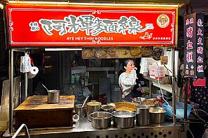 お店を右折したところに、串焼きを販売する系列店があります。イートインスペースがあるので、串焼きとビールを注文して小休憩♪