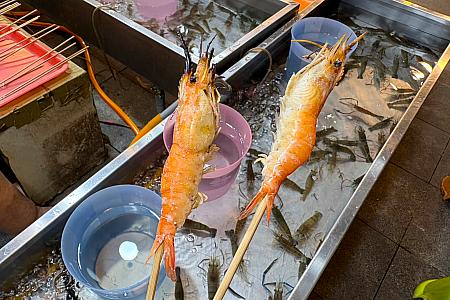 エビはその場で焼いてもらい、いただきます。鮮度も塩加減もバッチリで、美味！！