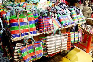 漁師網バッグや木彫りのボールペン、ソックスはおみやげに