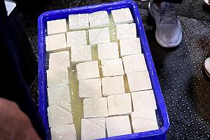 帰り際、入口に調理前の臭豆腐ちゃんを発見！