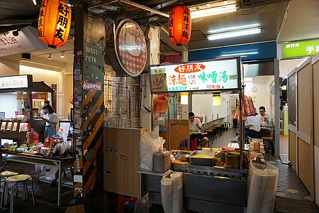 おっ！席はあるけど、屋台がちょっとゴージャスになったような店