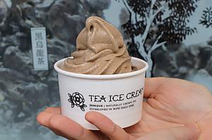 暑い時期には茶葉を使ったソフトクリームの販売もあります。店内の休憩スペースでイートインも可能です