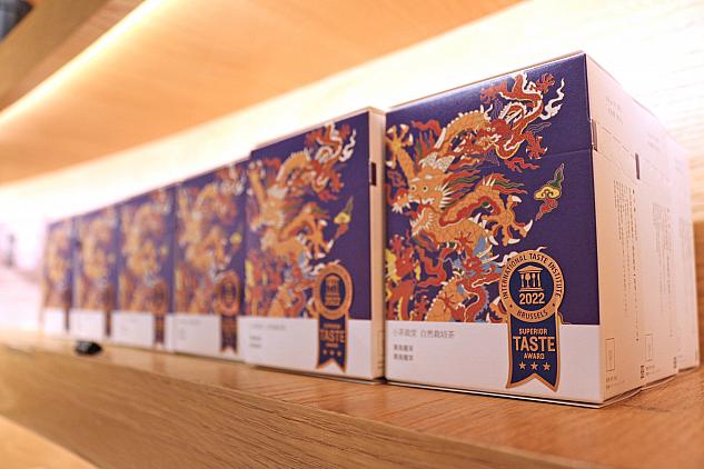 小茶栽堂の主役級商品といっても過言ではない黒烏龍茶。龍のパッケージがかっこよすぎる「輕巧盒」は、ティーバックが小分けに包装されており、日本人に人気です！