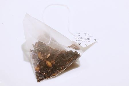 茶葉が開きやすいテトラ型のティーバッグは、トウモロコシのデンプンを原料としているので、土に還せて環境にやさしい設計です