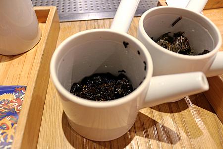 茶葉の色は黒っぽく、ギュッと圧縮されたように縮んだままの黑烏龍茶の茶葉（左）に対し、緑がかって、しっかり開いている黃梔烏龍茶の茶葉（右）。こうして比べてみると、焙煎度合が一目瞭然ですね
